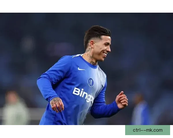 恩佐费尔南德斯在切尔西中场主导节奏但防守表现仍显薄弱