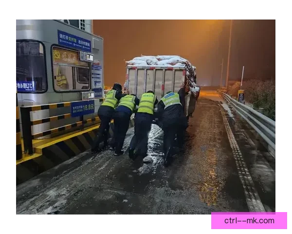 长春亚泰主场遭遇极端降雪紧急启动全力除雪预案
